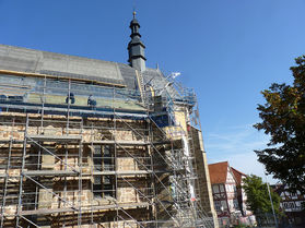Dacharbeiten an St. Crescentius (Foto: Karl-Franz Thiede)